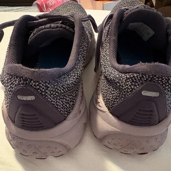 Brooks Adrenaline GTS
21 Women's
Ombre/Lavender/Metallic Sz 6 - Picture 13 of 16